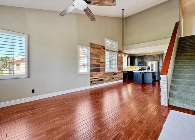 Building Photo - Three Story Townhome Overlooking Singing H...