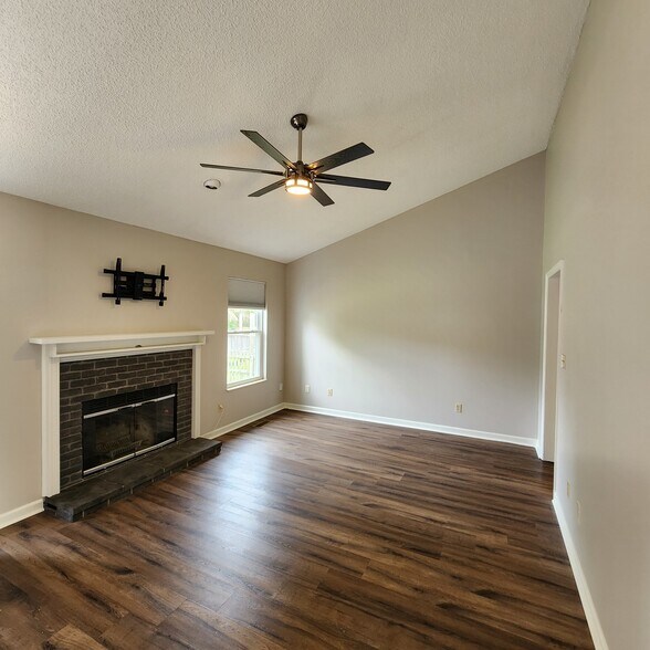 Building Photo - 2036 Merle Ln