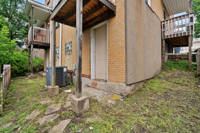 Building Photo - SCORE 1ST MONTH'S RENT FREE IF SIGNED BY AUGUST 7!Convenient 2 Bedroom home in Mt. Washington ava...