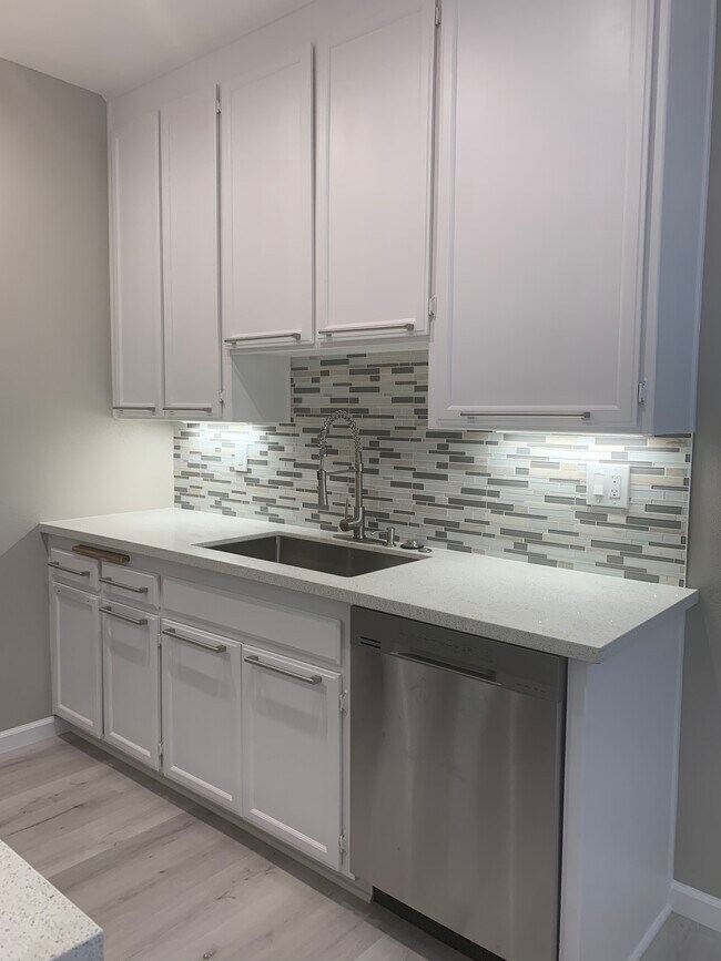 Building Photo - 15153 Burbank Blvd