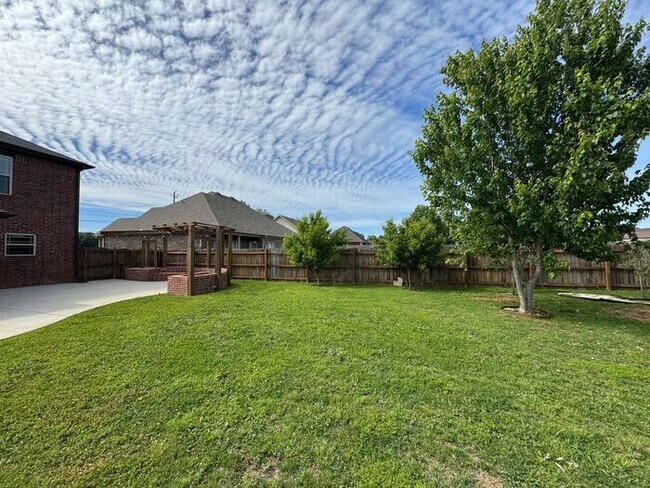 Building Photo - Fenced yard, great location