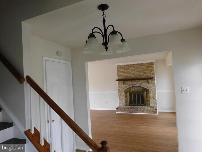 Building Photo - 916 Pointer Ridge Dr