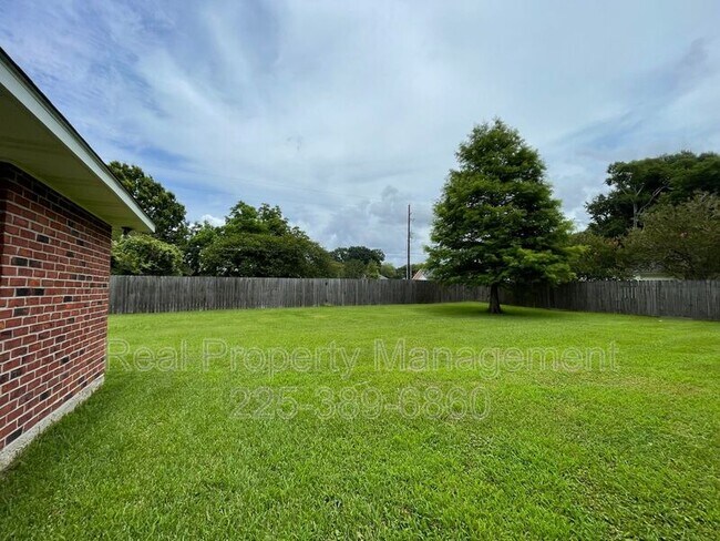 Building Photo - 2422 Riverside Dr