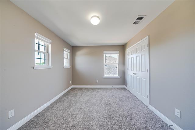 Building Photo - 410 Club House Dr