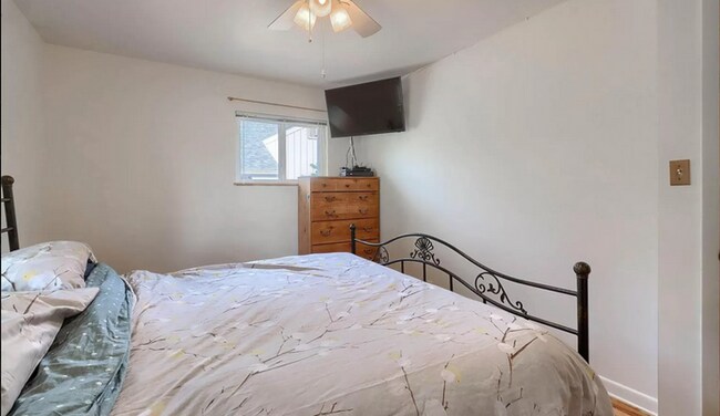 Building Photo - Huge room in a large shared home, private ...