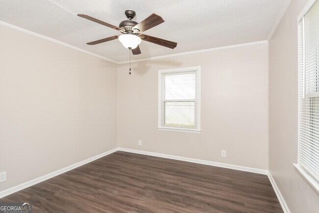 Building Photo - 19 Sioux Rd NE