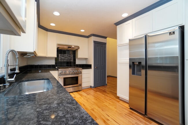 Building Photo - 11301 W Goldenrod Ave