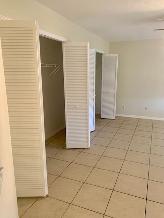 Building Photo - Priced to Rent 3/2