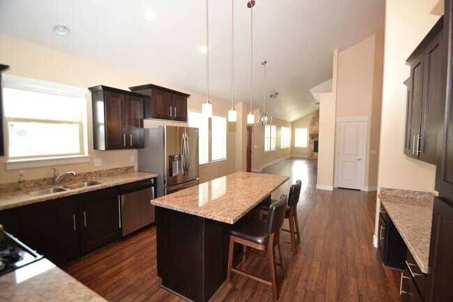 Building Photo - Cozy 2 Bedroom 2 Bath Home in Midvale!!!