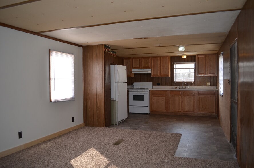 Building Photo - 8000 Rolling Hills Dr