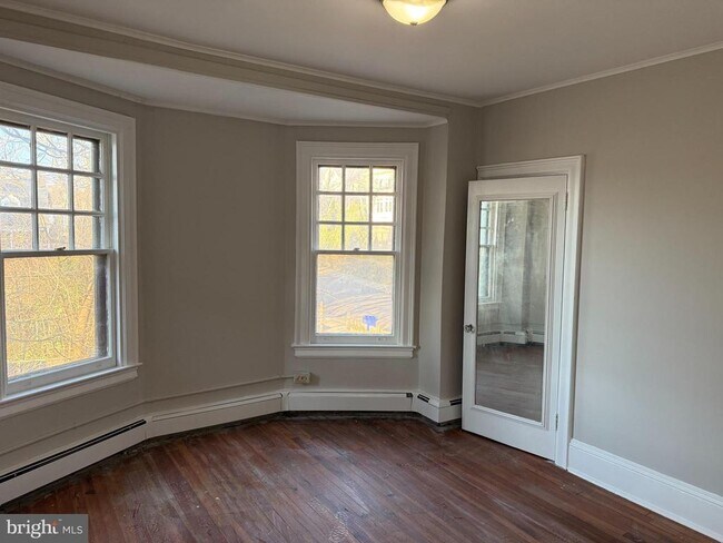 Building Photo - 645 E High St