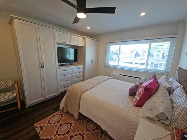 Building Photo - 6100 Boardwalk