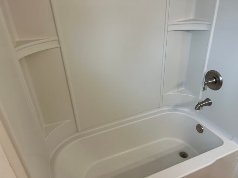 Tub - 42946 Emerald Dr