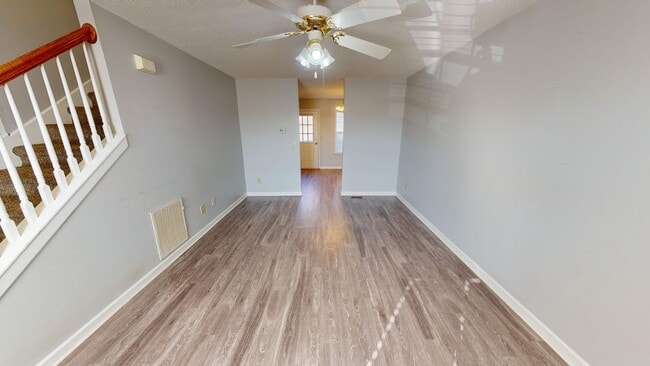 Building Photo - Spacious Three Bedroom Townhome in Columbi...