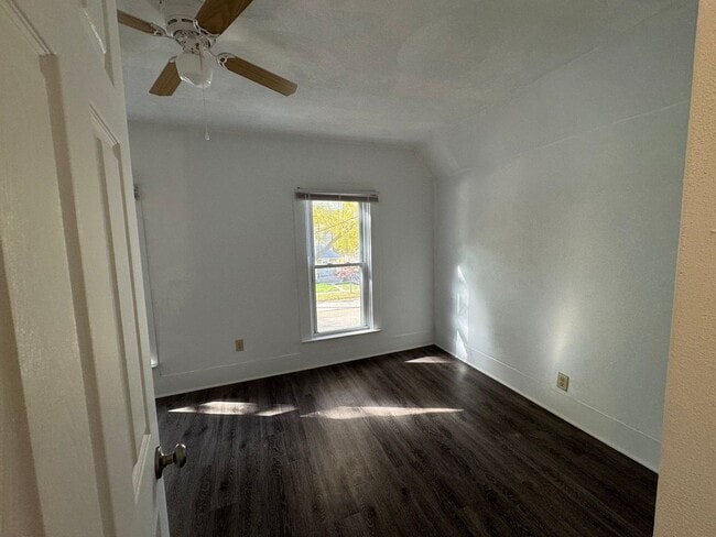 Building Photo - 2 Bedroom 1 Bathroom Duplex in Beloit, WI