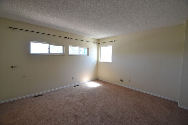 Building Photo - Westside 4 Bedroom with AC!