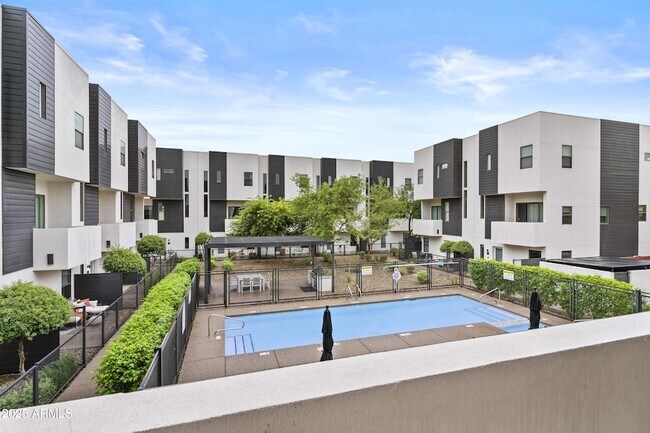 Primary Photo - 325 E Coronado Rd