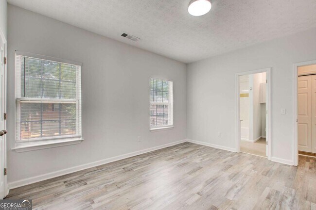 Building Photo - 2470 Stonegate Dr