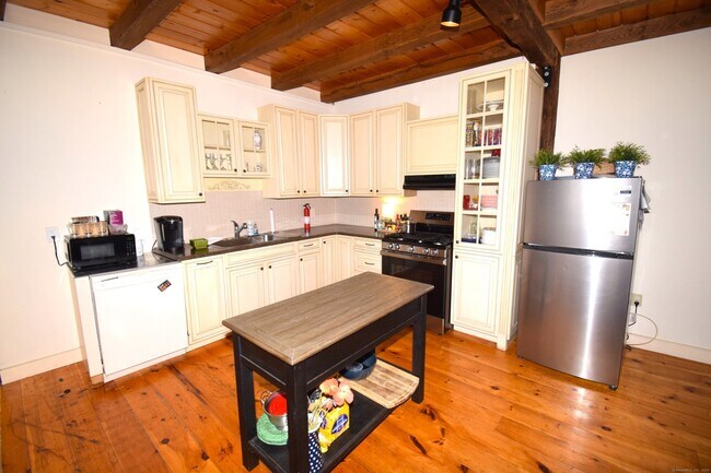 Building Photo - 1306 Boston Post Rd