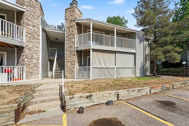 Building Photo - 902 S Walden St