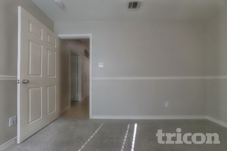 Building Photo - 5816 Greenmeadow Dr