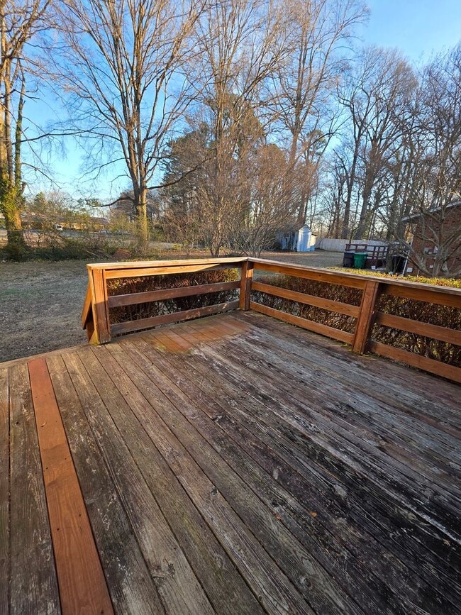 Building Photo - 3 BR with Den & Carport!