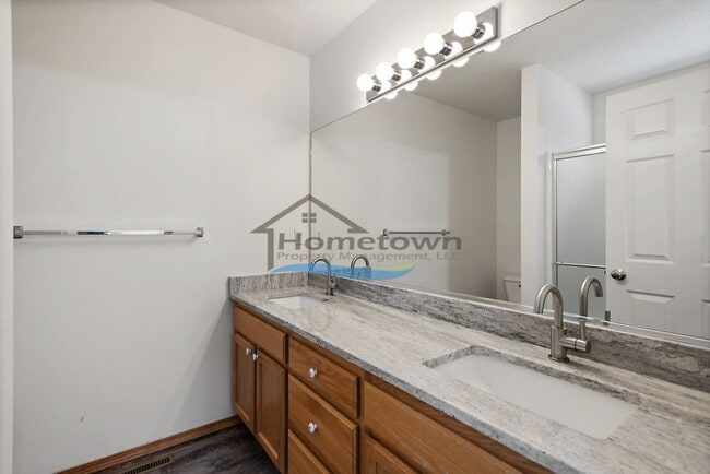 Building Photo - Lovely 3 Bedroom 2 Bath Home w/ 2 Car Gara...