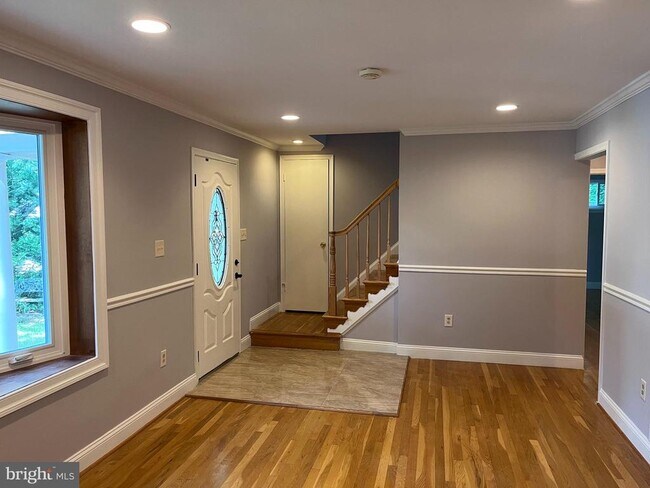 Building Photo - 6803 Dante Ct