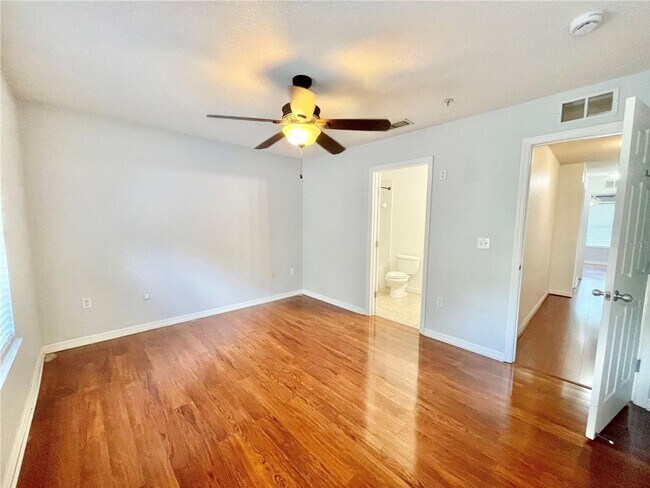 Building Photo - Beautiful 3BR/2.5BA Corner Townhome in Hai...