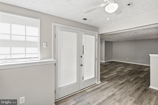 Building Photo - 907 Woodbridge Ct