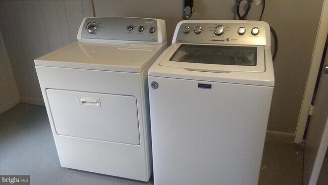 Building Photo - 936 Longfellow Ct