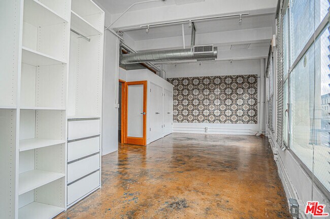 Building Photo - 812 S Spring St