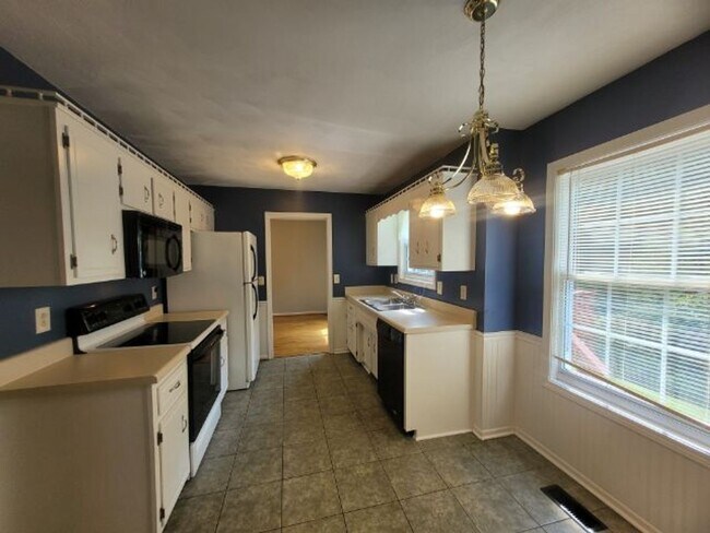 Building Photo - Charming 3-Bedroom Home with Spacious Livi...
