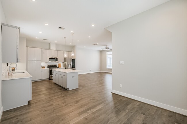 Building Photo - 1305 Mayfair Clarkson Ln