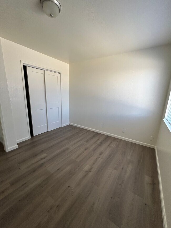 Building Photo - 1110 W Chestnut St