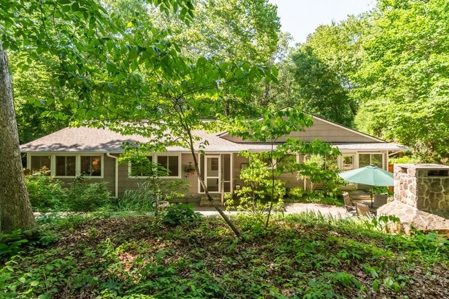 Building Photo - Prestine mid-century modern ranch minutes from Southpoint!- Application Pending