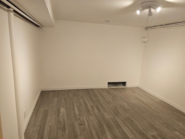 Building Photo - 419 Pond St