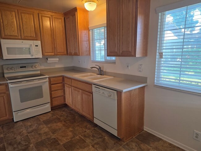 Building Photo - 55+ Hueneme Bay Community in Port Hueneme - 2+2 w/ garage $2700