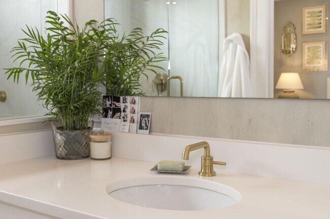 Building Photo - 801 Durant Pl NE