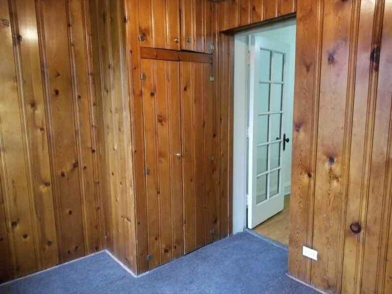Bonus small bedroom - 8229 S Clyde Ave