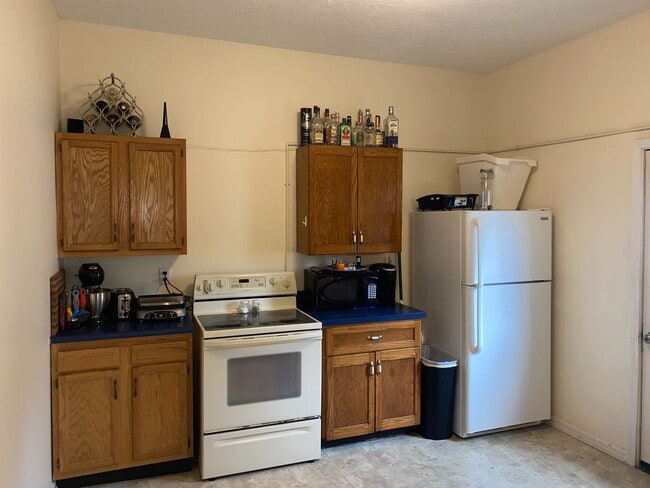 Building Photo - 4 Bedroom Duplex. Close to Campus and Down...