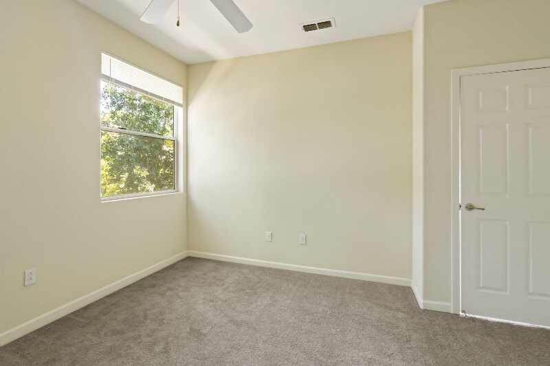 Building Photo - 5201 Laguna Oaks Dr