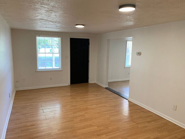 Building Photo - 3BR Cottage in Historic District