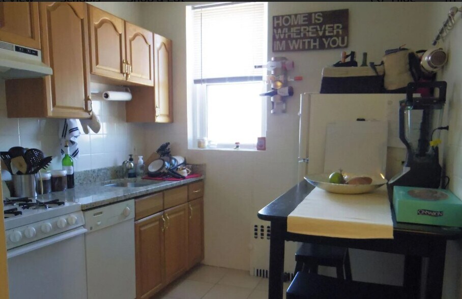 Building Photo - 104 Warren St