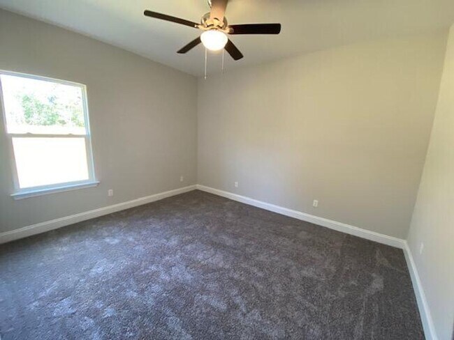 Building Photo - Spacious 3 Bedroom Home in Mary Esther!