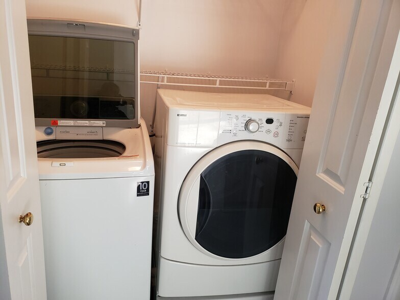 Building Photo - 3910 Old Elm Dr SE