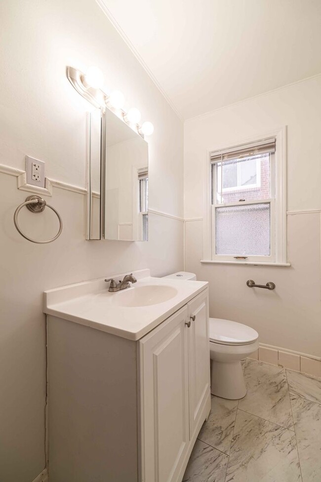 Building Photo - $1395- 4 Bed / 1.0 Bath Newly Renovated Ho...