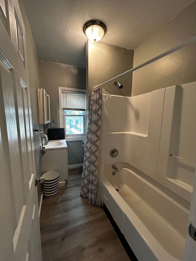 Building Photo - 1143-1145-1145 S Plymouth Ave