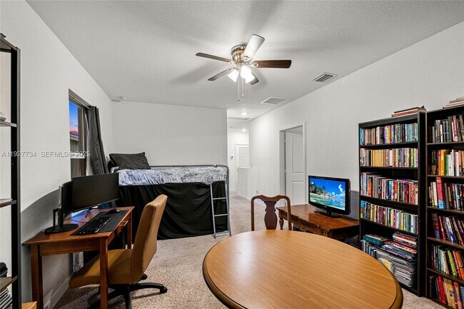 Building Photo - 525 NE 6th Pl