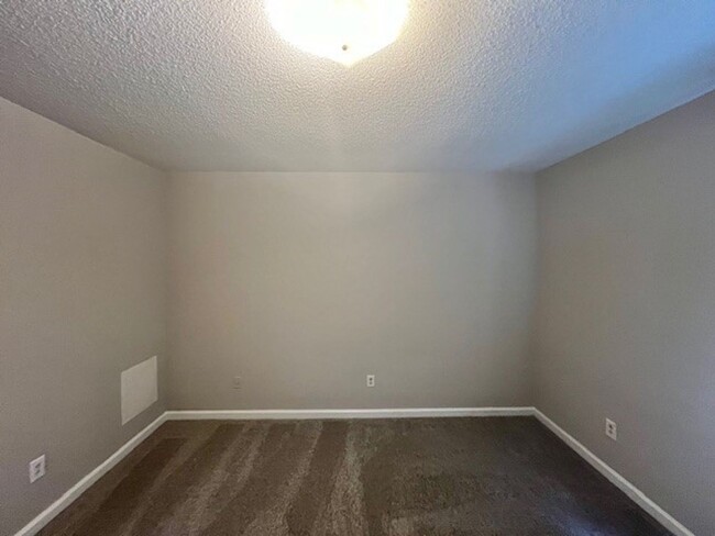 Building Photo - New Flooring!  New Paint!  Convenient to S...